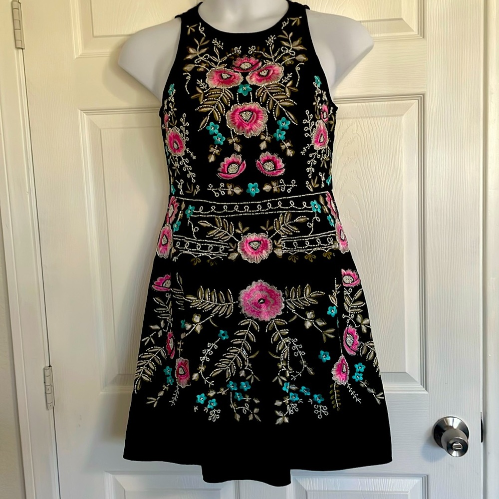 Gianni Bini size 8 Embroidered and Beaded Dress NWT